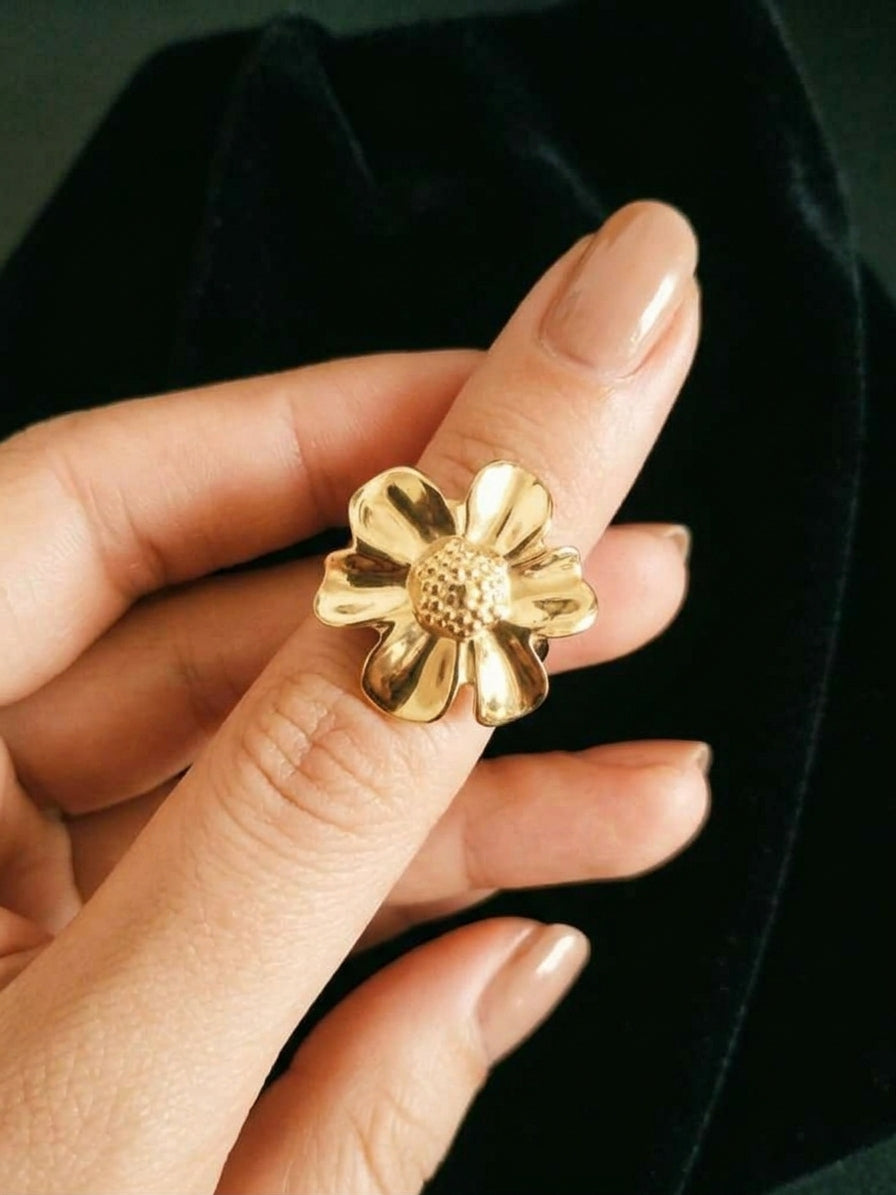 Blooming Daisy Sculptural Gold Ring