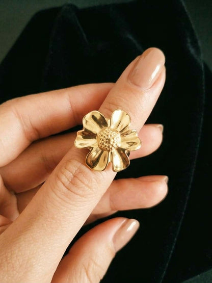 Blooming Daisy Sculptural Gold Ring